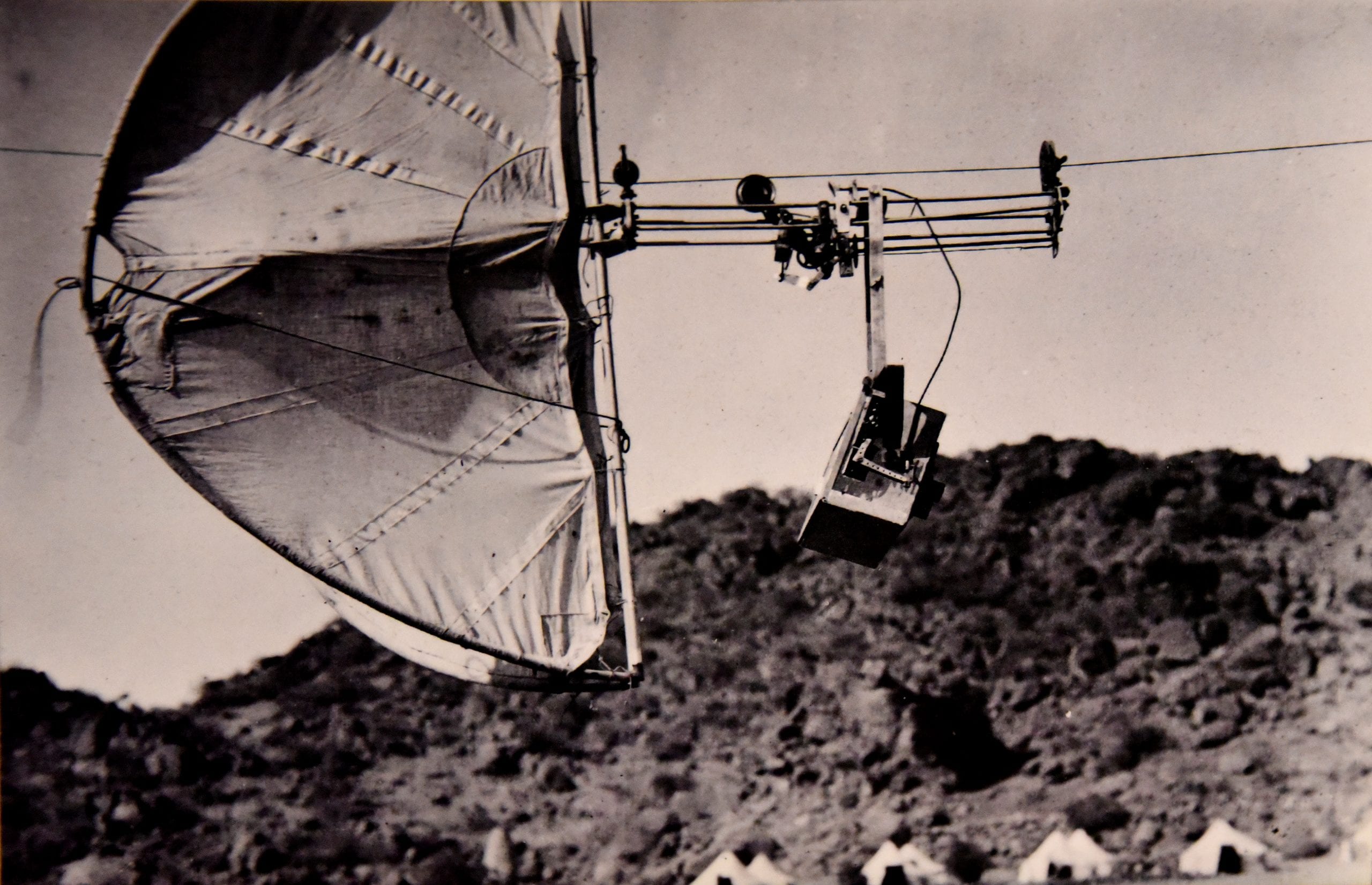 Henry_Wellcome's_photographic_automatic_kite_trolley_aerial_camera_deivce_used_at_Jebel_Moya,_Sudan,_1912-1913._Unknown_photographer._The_Wellcome_Collection,_London