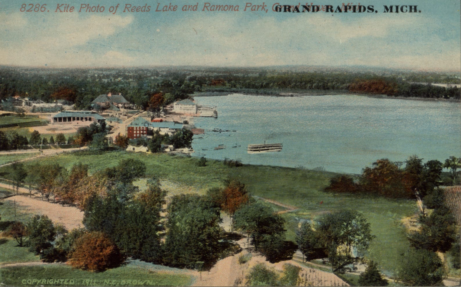 Kite_Photo_of_Reeds_Lake_and_Ramona_Park,_Grand_Rapids_MI._Postcard_-_001